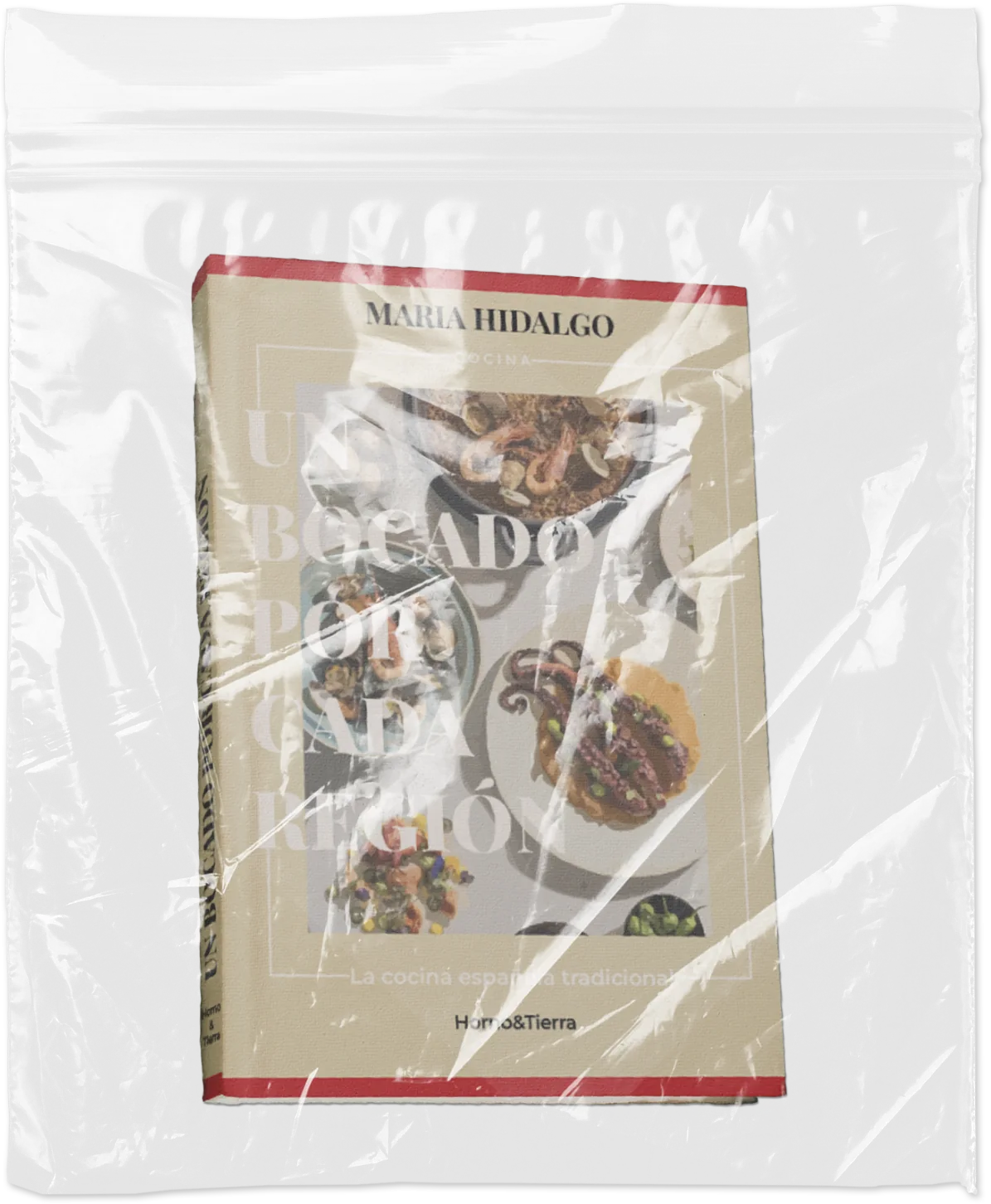Bolsa de packaging del proyecto inclinada, con la etiqueta beige y las fotografías de los platos.
