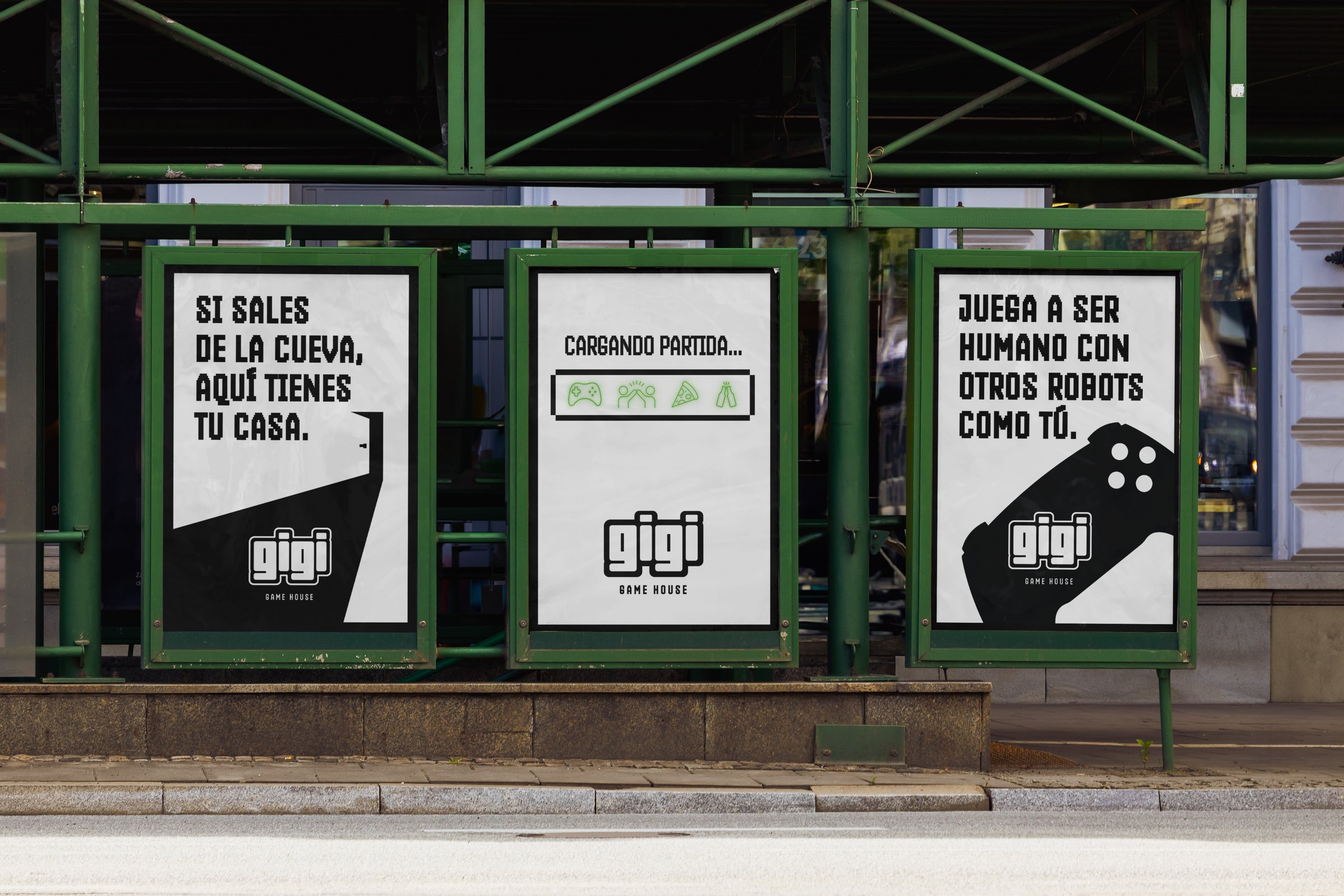 Tres carteles de Gigi Game House en una marquesina verde: «Si sales de la cueva, aquí tienes tu casa», «Cargando partida…» y «Juega a ser humano con otros robots como tú».