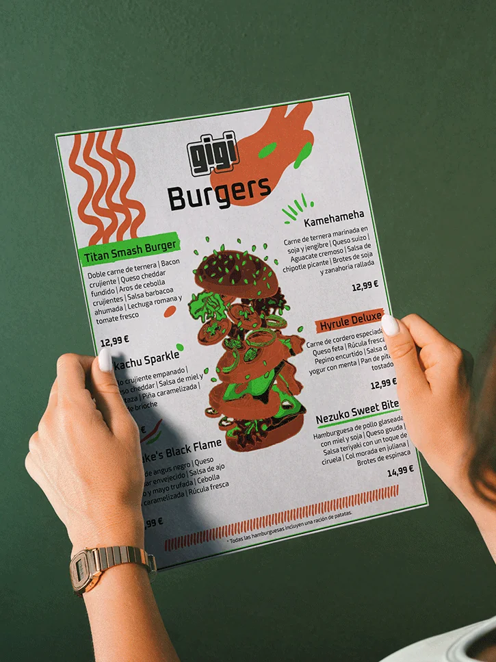 Carta de Gigi Game House sostenida con las dos manos, alternando la cara de hamburguesas y la de pizzas, postres y bebidas.